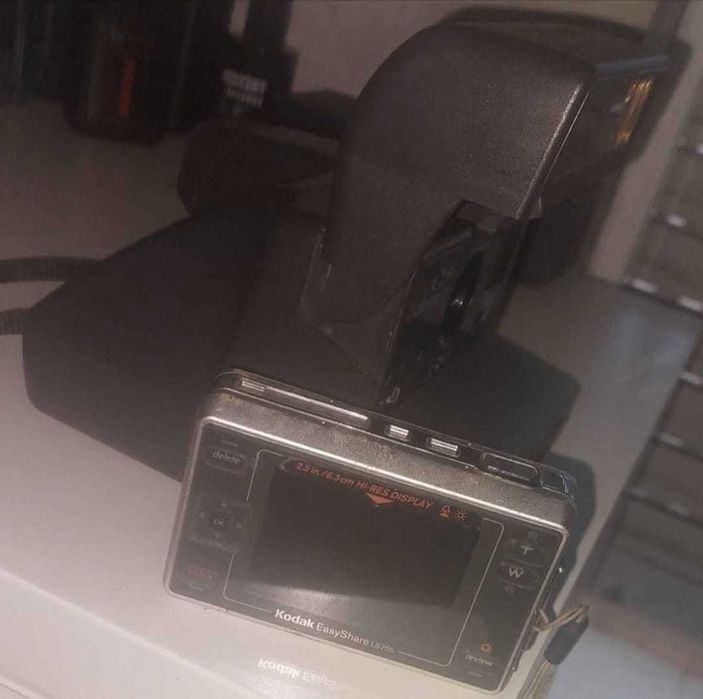 Polaroid 636 closeup & Kodak easyshare ls755
