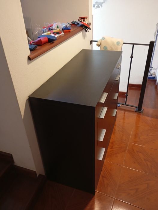 Cómoda preta com 4 gavetas