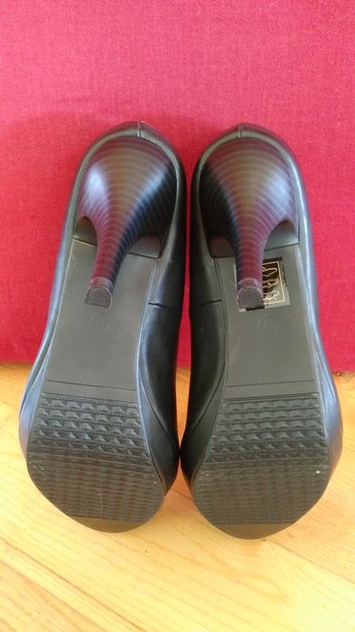 Buty na obcasie GOODIN