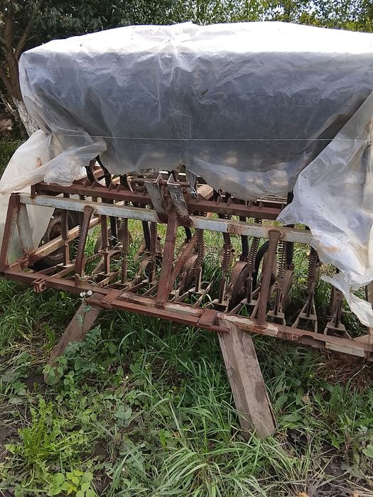 Продам сівалку половина сз 2 м сіє дуже добре продаю бо мала мені