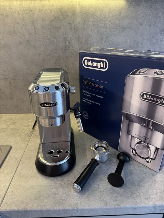 Кавоварка ріжкова DeLonghi Dedica EC 685