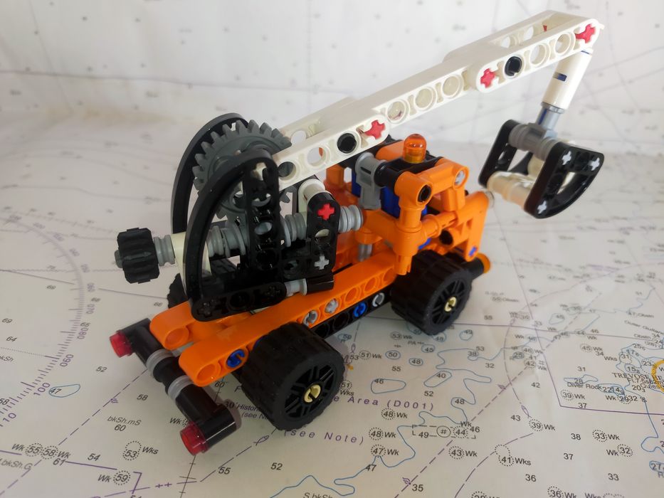 LEGO 42088 cherry picker