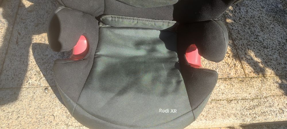 Cadeira Auto bebé cor cinza e preta