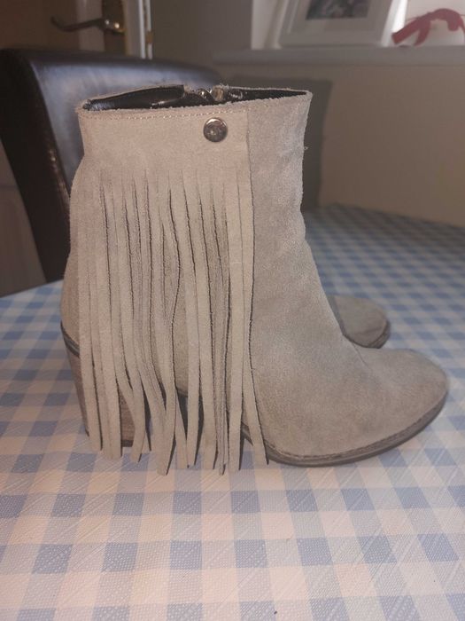 Zamszowe buty z fredzlami w stylu boho