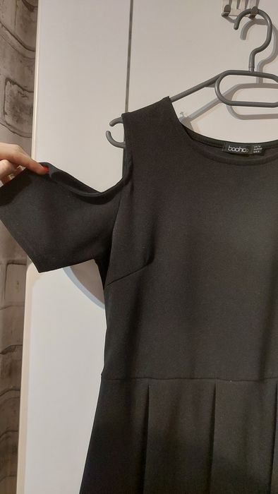 Czarna sukienka elegancka Boohoo L odkryte ramiona