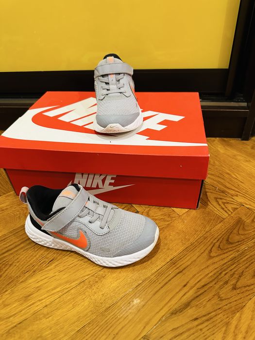 Кроссовки Nike Revolution размеры 28,5 и 29,5