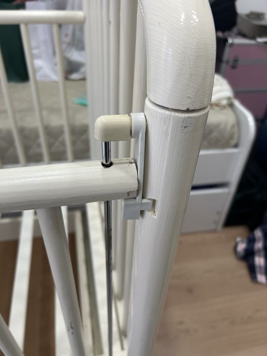 Berço branco em bom estado com grade regulável