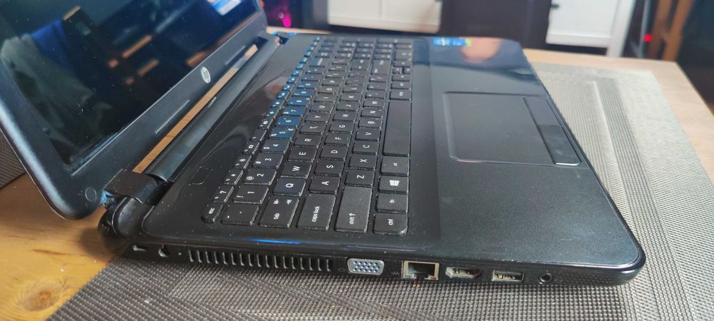 HP 15-D - 15,6 cala - Core i3 4 x 2,40 GHz - 6GB Ram -240GB SSD -Win10