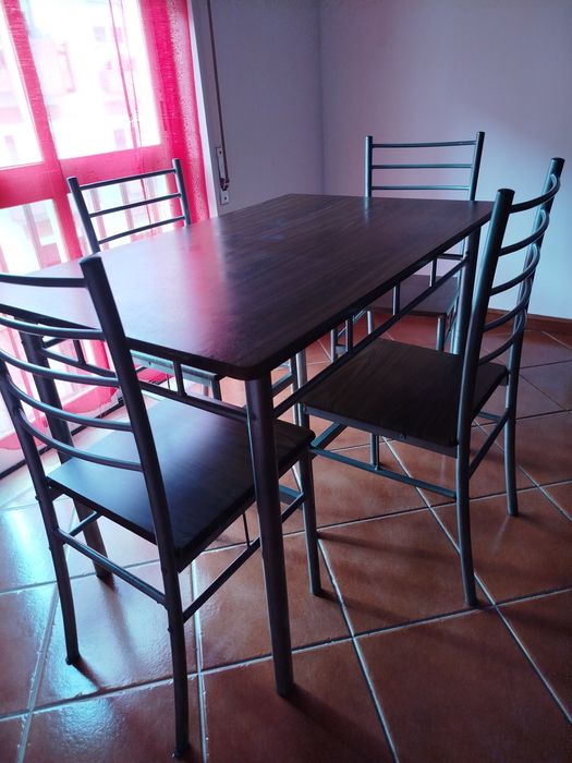 Mesa com 4 cadeiras