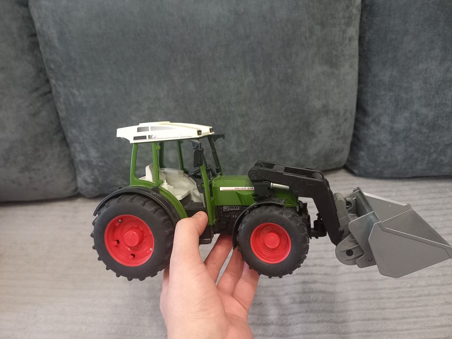 Трактор з ковшем Fendt від Bruder