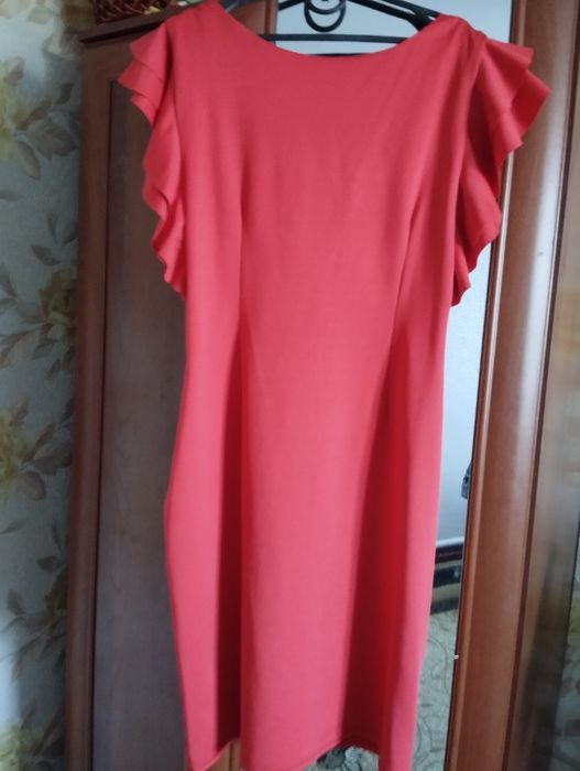 Плаття червоне з вирізом ззаду