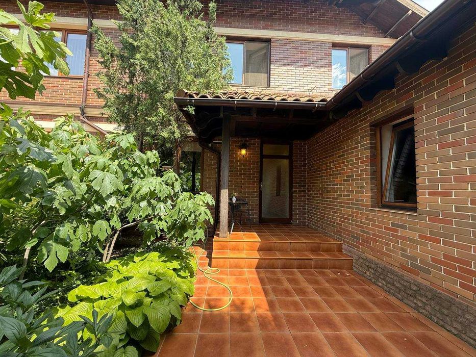 Продам добротный дом в Совиньоне! Красивый участок. Бассейн.