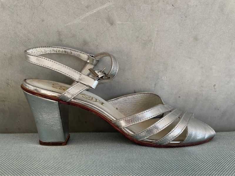 Srebrne sandałki na obcasie vintage, skórzane buty letnie