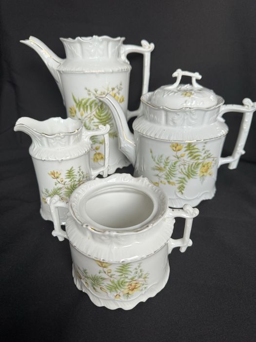 CT.Zestaw porcelanowych dzbanków, mlecznik i cukiernica.