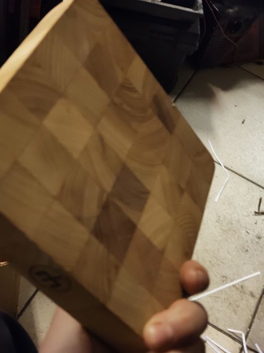 Wklęsła deska do krojenia firmowa.