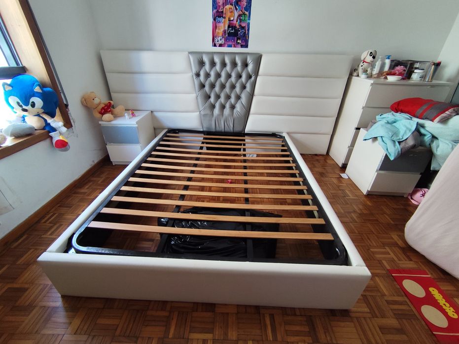 1 Camas de Casal Modernas Estofadas + Estrado de Ripas (Excelente Estado)-80€