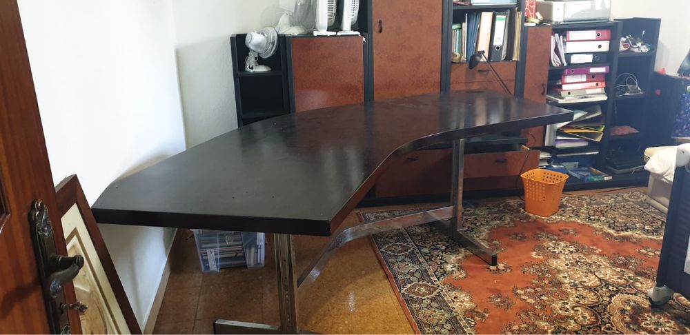 Conjunto escritório com mesa e modulo de moveis arquivo