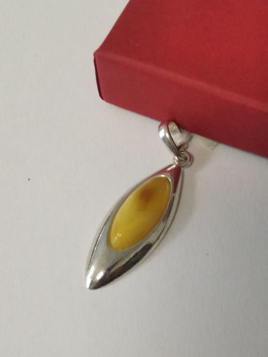 Srebrny wisiorek z mlecznym bursztynem srebro 925