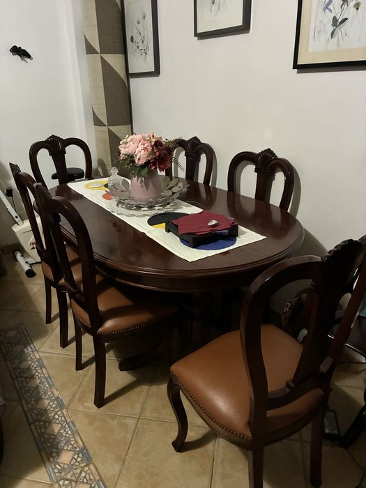 Mesa de sala de jantar mais 6 cadeiras como novo