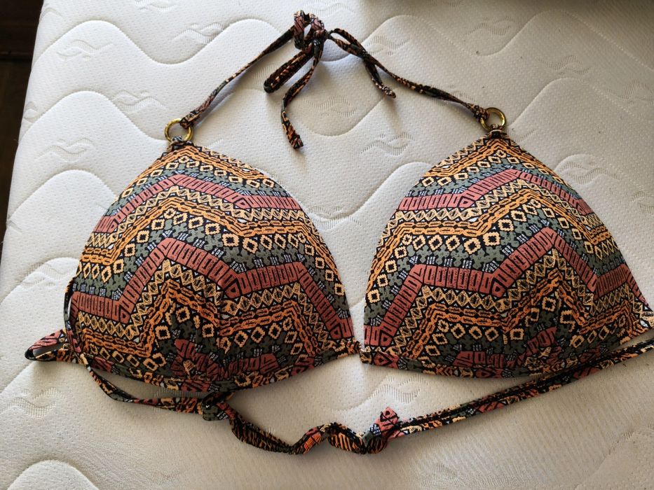 Biustonosz bikini, wzór etniczny.Kolory brązu i zieleni.
