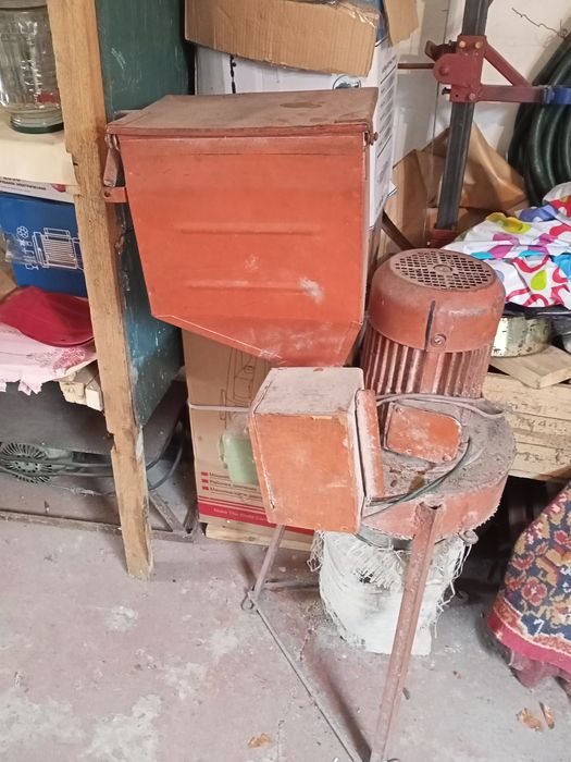 Зернодрбилка,дробилка для зерна.