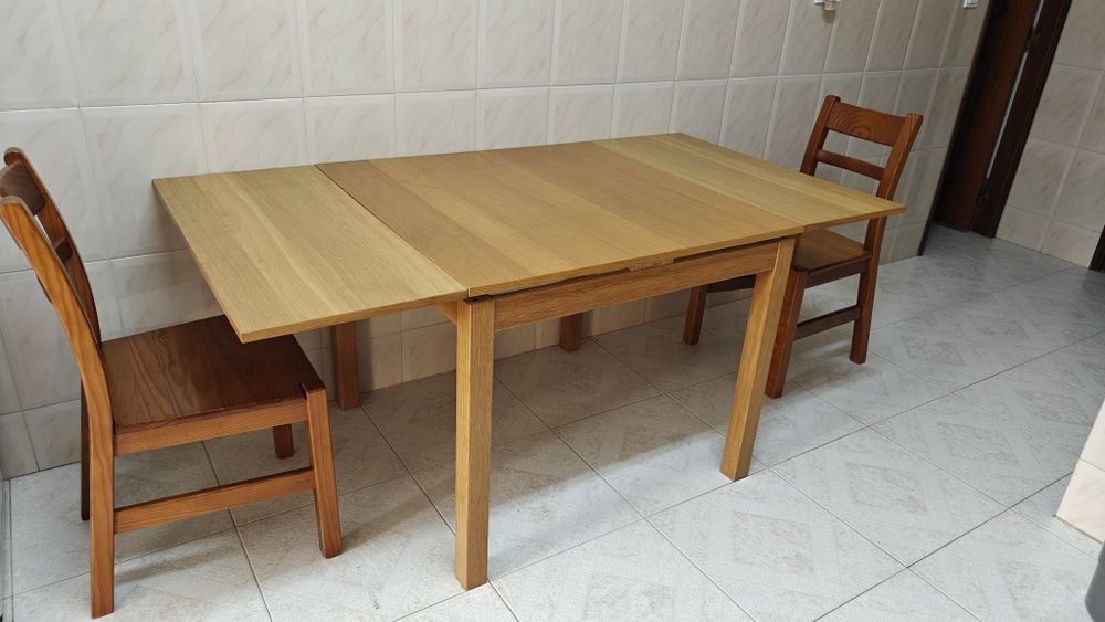 Mesa de cozinha em madeira, extensível + 2 cadeiras