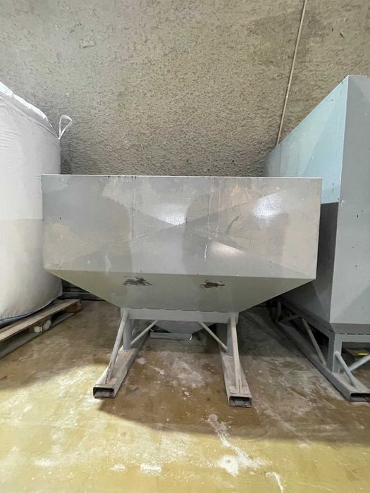 Tremonha / Caixa metálica industrial para transportar cereais 1 x 1,25 x 1,25 m