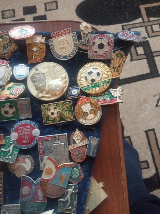 продам колекцию значков.динамо киев