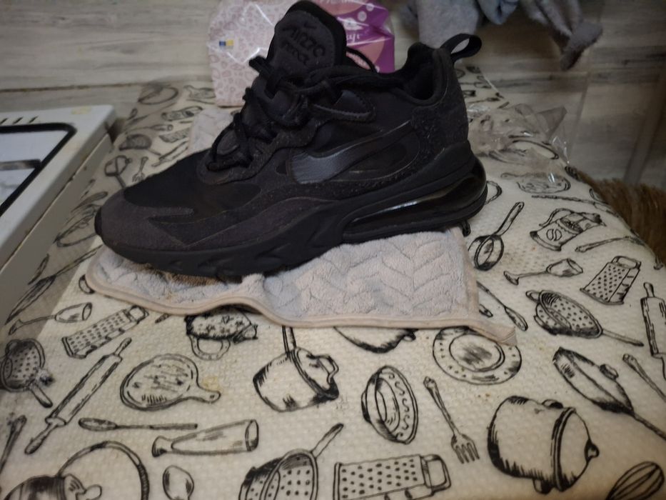 Кроссовки Nike разные