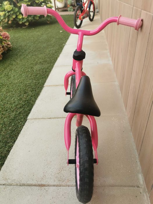 Bicicleta sem pedais menina
