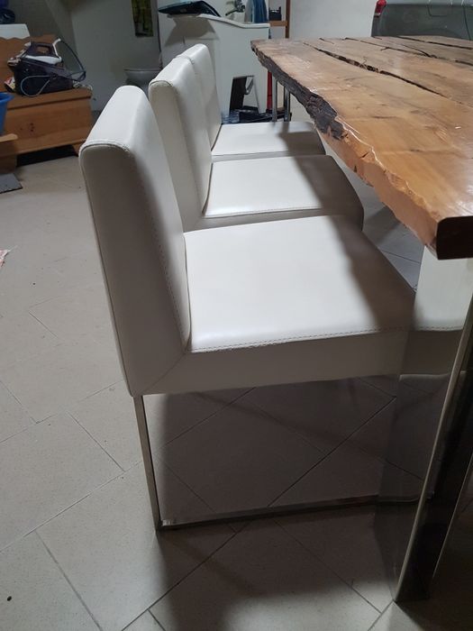 Mesa  de design com 6 cadeiras e 2 cadeirões