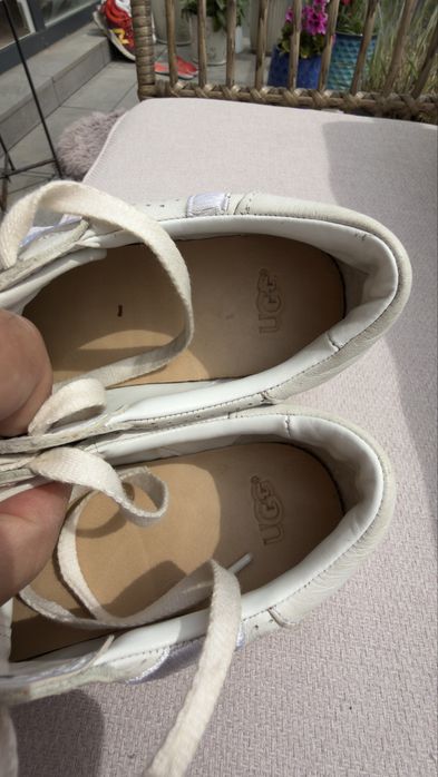 Butu snekersy ugg skora