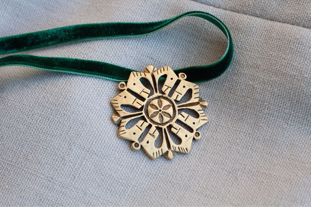 Прикраса підвіска на шию Дукач кулон квітка купити чокер