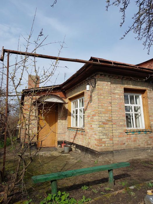 Продається 1/2 будинку.