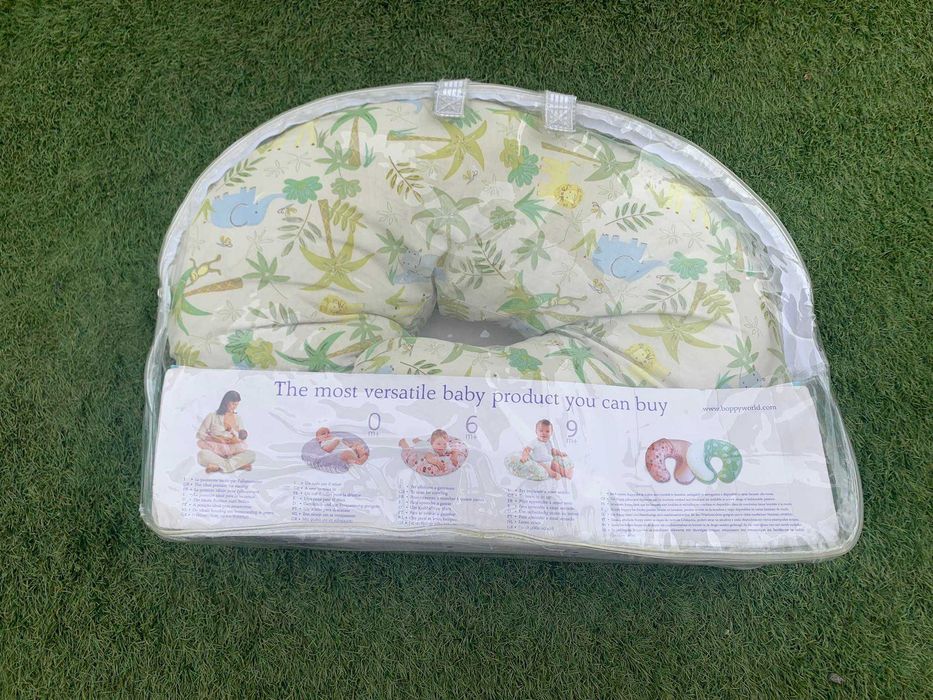 Almofada de amamentação da marca Boppy com duas fronhas lavavéis