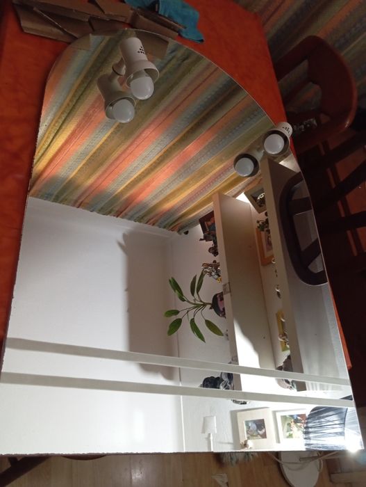 Espelho de casa de banho em boas condições