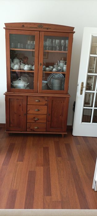 Vendo móvel c/ cristaleira, mesa e camiseiro