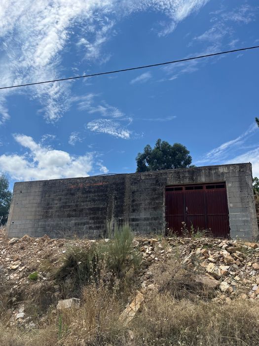 Quinta com garagem e armazém