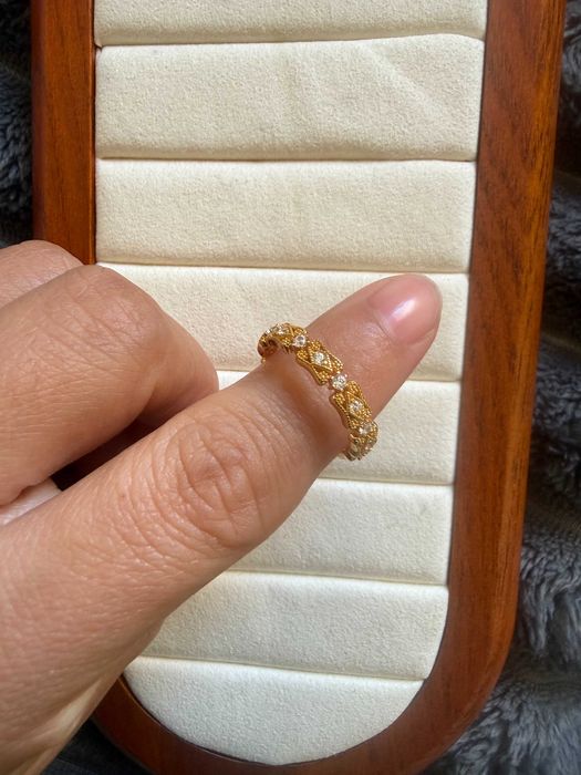 Anel Vazado Empilhável com Zircônias Estilo Almofada – Tamanho 7 ring