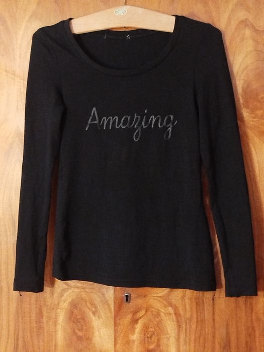 czarna bluzka z napisem Amazing
