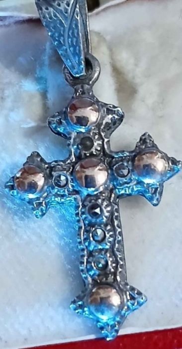 Cruz centenária de prata e ouro com 3 punções de lei.