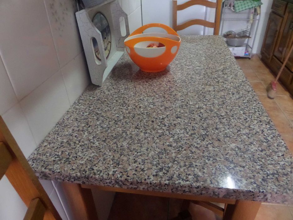 Mesa Cozinha Madeira Carvalho e Tampo de Granito, Cadeiras e Bancos