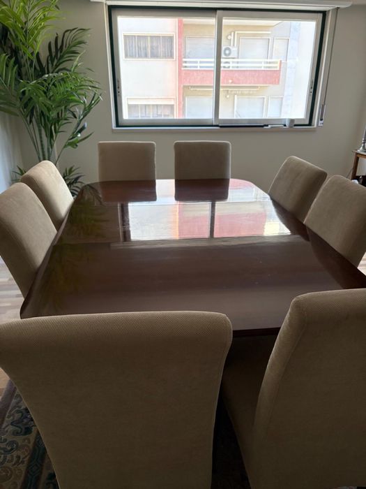 Mesa de jantar em madeira