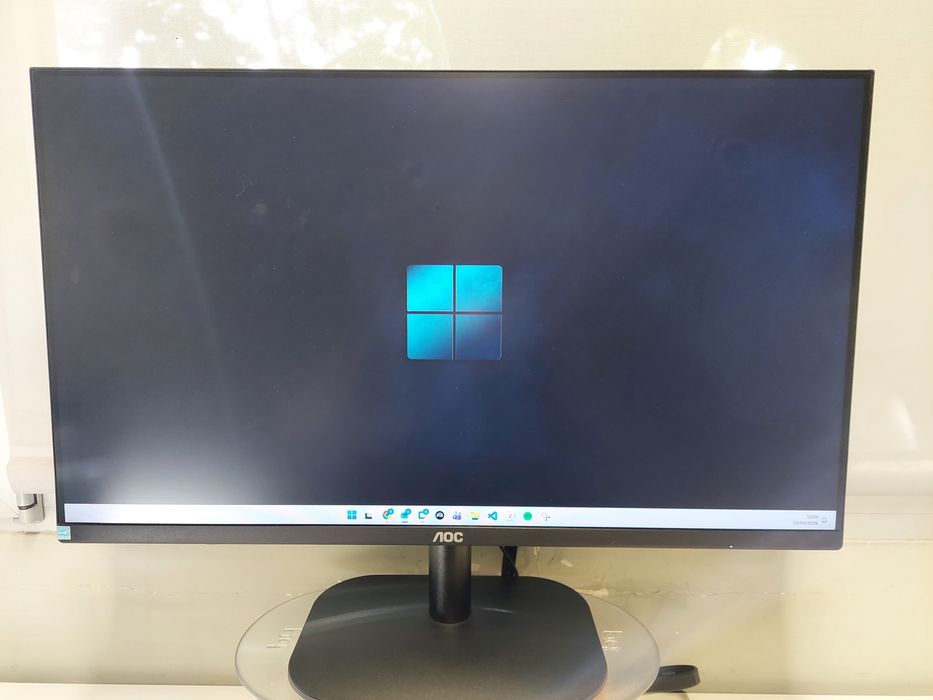 Um monitor AOC de 27”