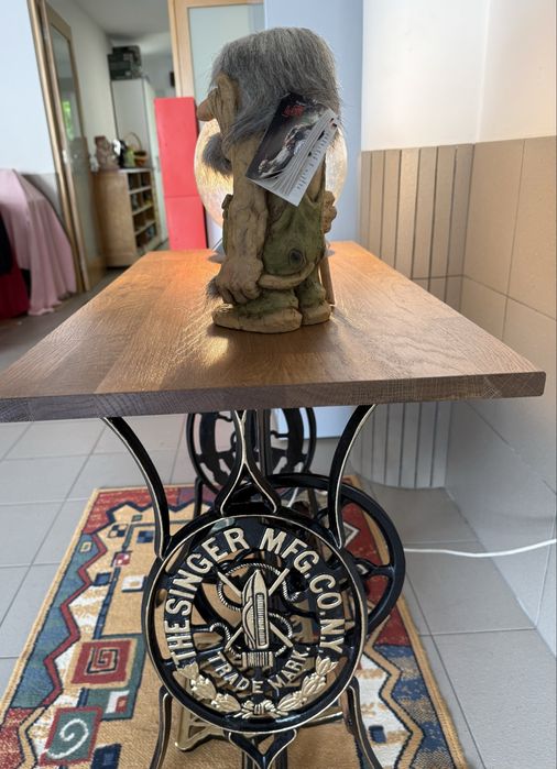 Mesa de nadeira maciça em pés Singer