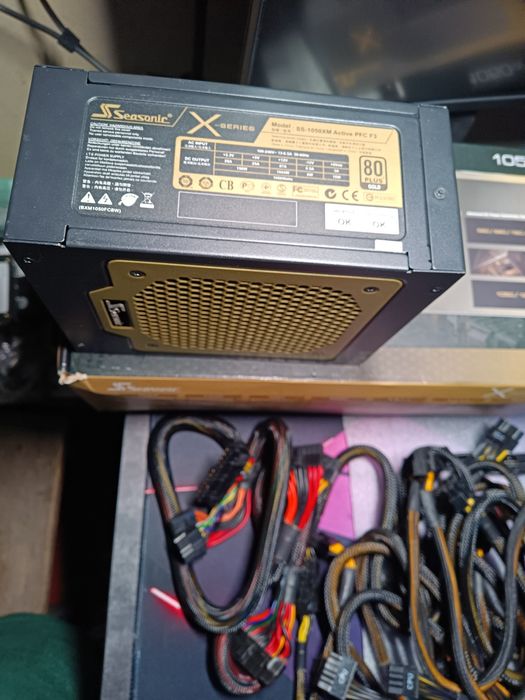 Продам гарний блок живлення фірми Seasonic  X series 1050W.