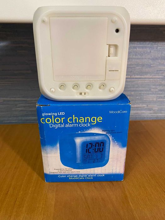 Электронные настольные часы с изменением цвета