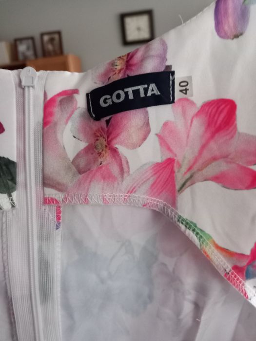 Elegancka sukienka w kwiaty