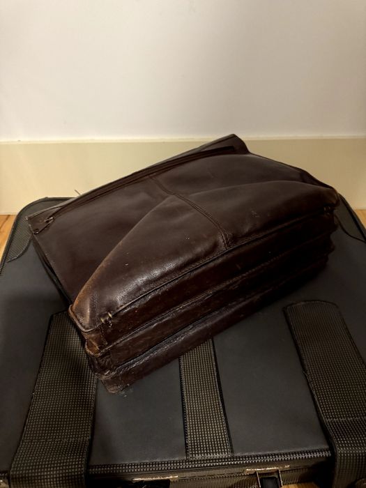 Pasta executiva em pele genuína castanha