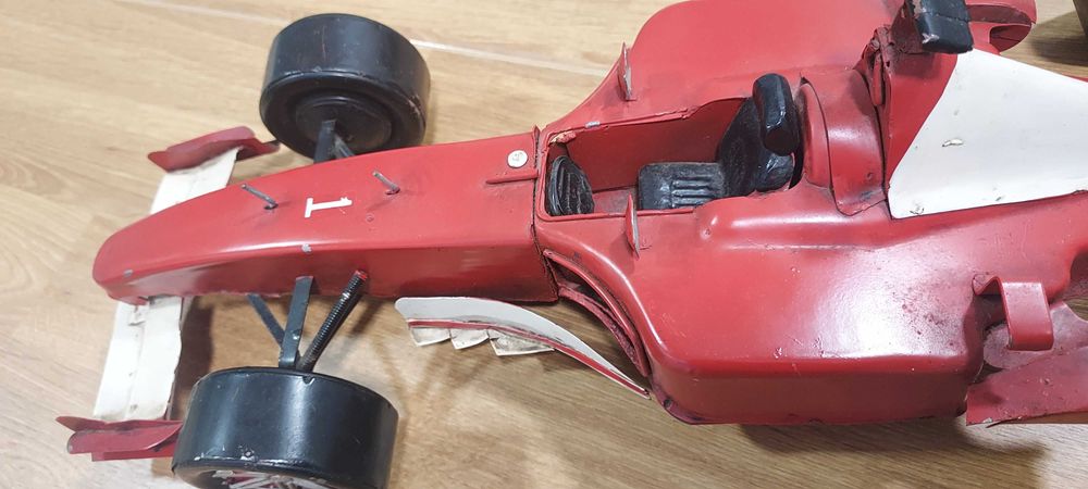 Carro de corrida F1 em chapa para decoração ou coleção